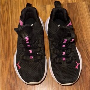 Kids Puma Black and Pink Sneakers Preloved in Great condition. Size 12C